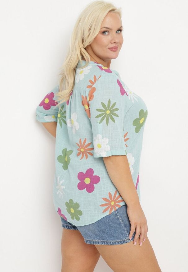 Born2be - Miętowa Koszula z Lnu i Bawełny w Kwiaty z Krótkim Rękawem Ambubia. Okazja: na co dzień. Typ kołnierza: dekolt w kształcie V. Kolekcja: plus size. Kolor: miętowy. Długość: krótkie. Wzór: kwiaty. Materiał: len, bawełna. Długość rękawa: krótki rękaw. Sezon: lato. Styl: casual