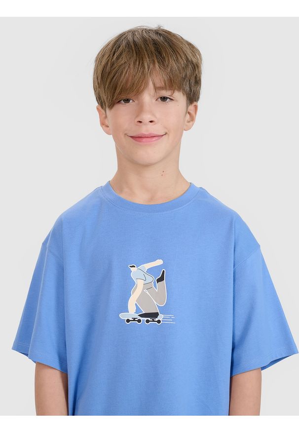 4f - 4F T-shirt oversize z nadrukiem chłopięcy - niebieski 134 (8-9 lat). Okazja: na co dzień. Kolor: niebieski. Materiał: dzianina, bawełna, jersey. Długość rękawa: krótki rękaw. Długość: krótkie. Wzór: nadruk. Sezon: lato. Styl: klasyczny, sportowy, casual
