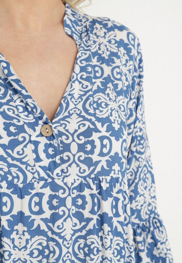 Born2be - Niebieska Bawełniana Sukienka Rozkloszowana z Falbanką w Ornamentalny Wzór Laneloren. Kolor: niebieski. Materiał: bawełna