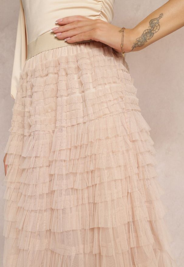 Renee - Beżowa Spódnica Maxi z Rozkloszowanym Dołem Zdobiona Tiulowymi Falbankami Hadlie. Kolor: beżowy. Materiał: tiul. Wzór: aplikacja
