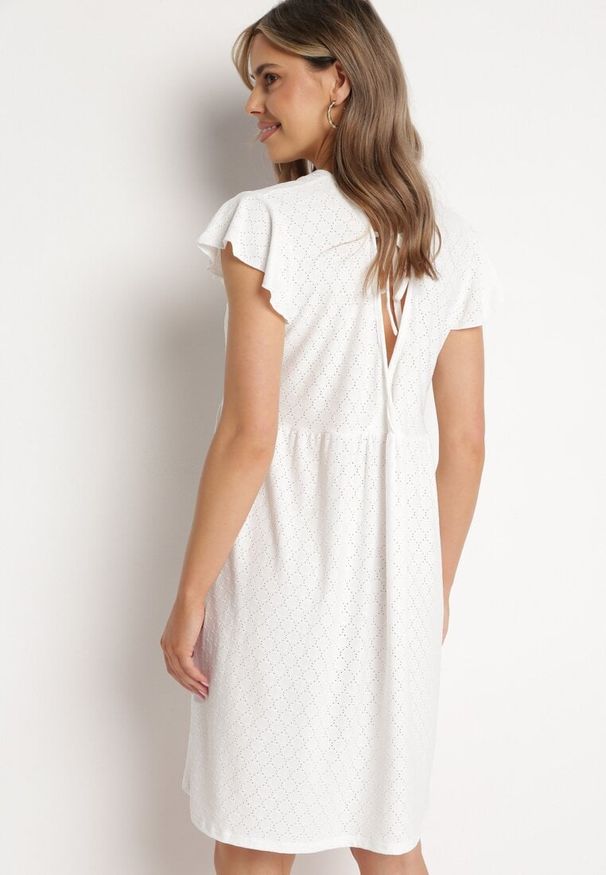 Born2be - Biała Sukienka Rozkloszowana z Wiązaniem na Plecach o Ażurowym Wykończeniu Floranella. Kolor: biały. Długość rękawa: krótki rękaw. Wzór: ażurowy. Sezon: lato. Styl: klasyczny