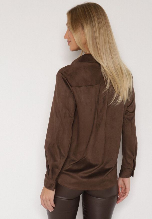 Born2be - Brązowa Koszula z Imitacji Zamszu Ozdobiona Klapami Retarna. Okazja: na co dzień. Typ kołnierza: kołnierzyk klasyczny. Kolor: brązowy. Materiał: zamsz. Wzór: aplikacja. Styl: klasyczny, casual, elegancki