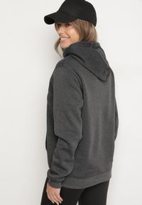 Born2be - Ciemnoszara Bluza z Kapturem i Kangurkową Kieszenią Envila. Okazja: na co dzień. Typ kołnierza: kaptur. Kolor: szary. Materiał: jeans. Styl: elegancki, casual #6