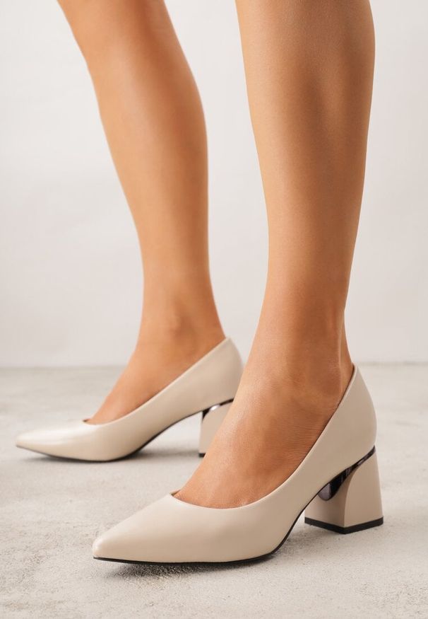 Renee - Beżowe Czółenka na Stożkowym Słupku o Nicud. Okazja: na co dzień, na spotkanie biznesowe. Kolor: beżowy. Materiał: skóra, jeans. Obcas: na słupku. Styl: casual, biznesowy. Wysokość obcasa: średni