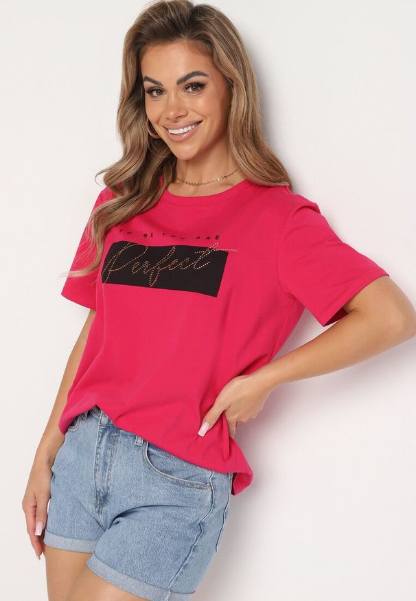 Born2be - Różowy Klasyczny Bawełniany T-shirt z Napisem z Cyrkonii Taronea. Okazja: na spotkanie biznesowe, na co dzień. Kolor: różowy. Materiał: bawełna. Wzór: napisy. Styl: klasyczny