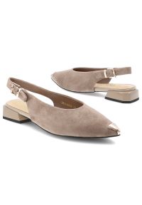 Czółenka damskie S.Barski, cholewka ze skóry naturalnej zamszowej elegancki fason slingback, beżowe, CR61-3050. Zapięcie: klamry. Kolor: beżowy. Materiał: skóra, zamsz. Szerokość cholewki: normalna. Obcas: na obcasie. Styl: elegancki. Wysokość obcasa: średni #7