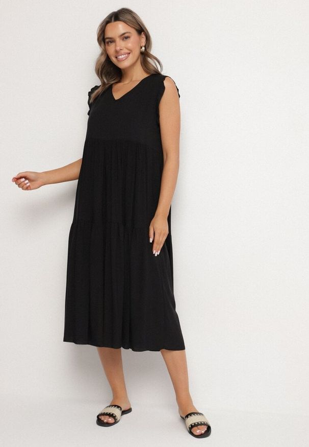 Born2be - Czarna Bawełniana Sukienka Ozdobiona Falbankami Aveliova. Okazja: na spacer, na imprezę, na co dzień. Typ kołnierza: kołnierz z falbankami. Kolor: czarny. Materiał: bawełna. Wzór: aplikacja. Typ sukienki: proste. Styl: casual, elegancki. Długość: midi