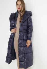 Born2be - Granatowa Kurtka Pikowana Długa Drerrigale. Kolor: niebieski. Materiał: materiał. Długość rękawa: długi rękaw. Długość: długie. Sezon: zima, jesień #2