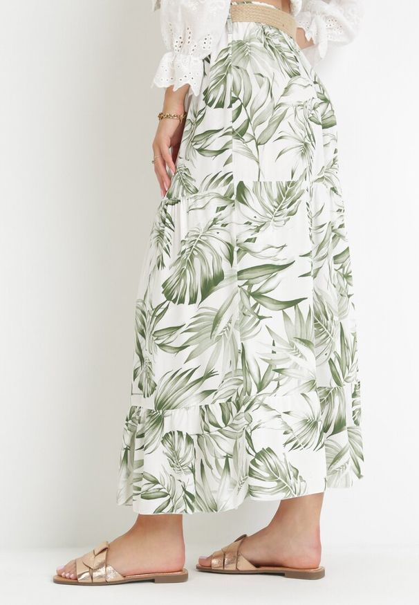 Born2be - Biało-Zielona Wiskozowa Spódnica Maxi z Gumką w Pasie i Paskiem z Plecionki Dayo. Kolor: biały. Materiał: wiskoza. Wzór: aplikacja. Sezon: wiosna, lato