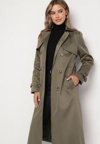 Born2be - Zielony Płaszcz Trencz Dwurzędowy Ozdobiony Paskiemz Klamrą Tinbella. Okazja: na co dzień. Kolor: zielony. Materiał: jeans. Wzór: aplikacja. Styl: casual, elegancki, klasyczny #4