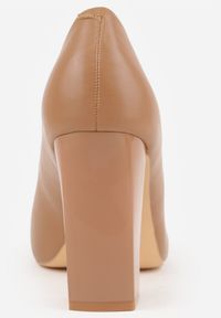 Renee - Ciemnobeżowe Czółenka Vices na Słupku Klocku ze Skórzaną Wkładką Esmela. Okazja: na spotkanie biznesowe, do pracy. Kolor: beżowy. Materiał: skóra. Obcas: na słupku. Styl: biznesowy, street, klasyczny #9