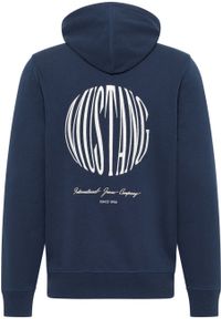 Mustang - MĘSKA BLUZA Z KAPTUREM MUSTANG LOGO Brighton Dress Blues 1014787 5334. Typ kołnierza: kaptur