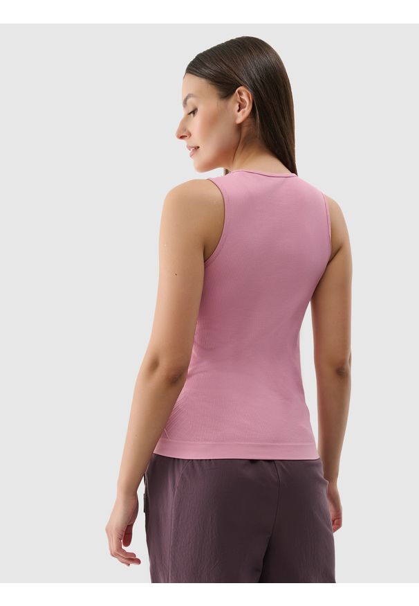 4f - 4F Top slim bezszwowy damski - pudrowy róż M/L. Kolor: różowy. Materiał: skóra, elastan, dzianina, materiał, prążkowany, syntetyk. Długość rękawa: na ramiączkach. Wzór: prążki, jednolity