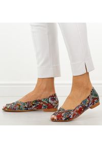 Niebieskie ażurowe baleriny damskie z odkrytymi palcami M.Daszyński Sa136-8. Okazja: na spacer, na co dzień. Nosek buta: otwarty. Kolor: niebieski. Materiał: skóra. Szerokość cholewki: normalna. Wzór: ażurowy. Sezon: wiosna, lato. Styl: casual, elegancki #1