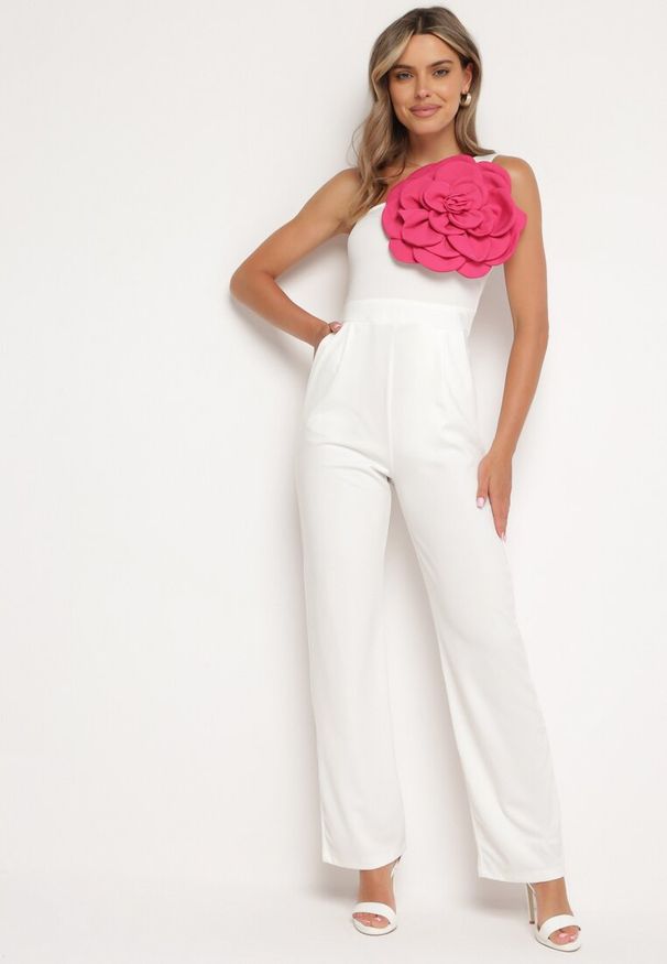 Born2be - Biały Asymetryczny Kombinezon z Prostymi Długimi Nogawkami Ozdobiony Kwiatem Yillea. Okazja: na co dzień. Kolor: biały. Długość: długie. Wzór: aplikacja, kwiaty. Styl: casual, elegancki