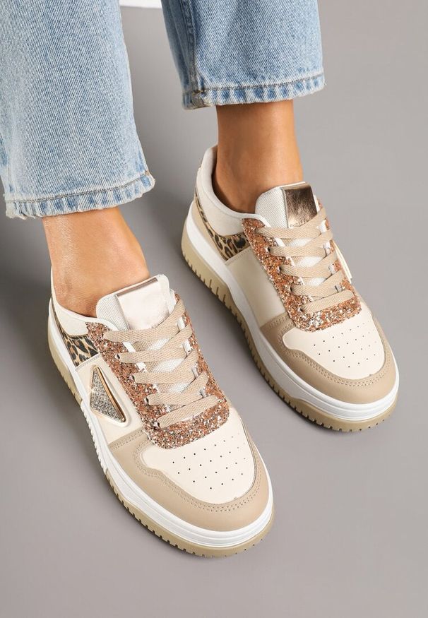 Born2be - Ciemnobeżowe Sneakersy Ozdobione Brokatem Cyrkoniami i Perforacją Tillitara. Okazja: na co dzień. Kolor: beżowy. Materiał: jeans. Wzór: aplikacja. Obcas: na obcasie. Wysokość obcasa: niski