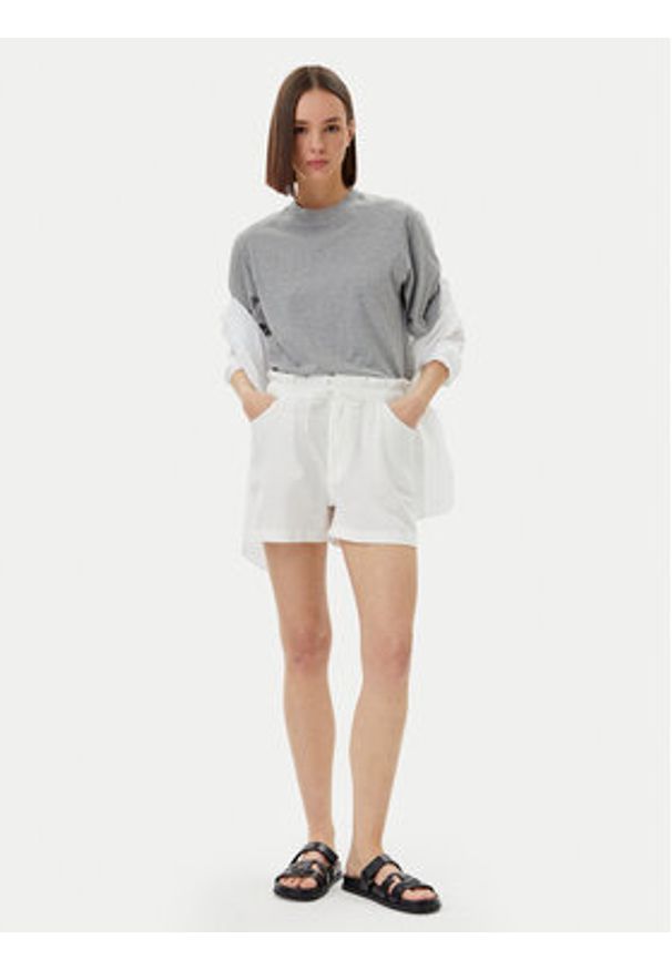 Tommy Jeans Szorty materiałowe DW0DW20360 Écru Regular Fit. Kolor: kremowy. Materiał: bawełna
