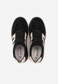 Renee - Czarne Sneakersy Skórzane w Stylu Tenisówek z Geometrycznym Wzorem Eshiryla. Okazja: na co dzień. Kolor: czarny. Materiał: skóra. Wzór: geometria #2