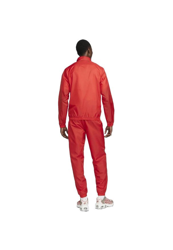 Dres Nike Sportswear Club, Mężczyźni. Kolor: czerwony. Materiał: dresówka. Sport: fitness