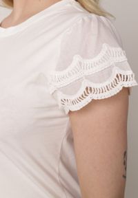Born2be - Biały Bawełniany T-shirt z Koronkowymi Rękawami Carilynore. Okazja: na co dzień. Kolor: biały. Materiał: bawełna, koronka. Styl: casual, klasyczny, elegancki #3
