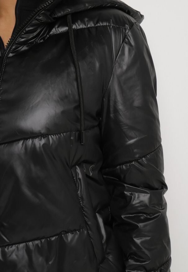 Born2be - Czarna Pikowana Kurtka z Kapturem i Ściągaczem w Talii Atirim. Typ kołnierza: kaptur. Kolor: czarny. Styl: elegancki