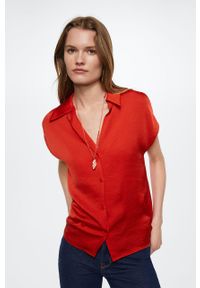 mango - Mango koszula Sassa damska kolor czerwony relaxed z kołnierzykiem klasycznym. Typ kołnierza: kołnierzyk klasyczny. Kolor: czerwony. Materiał: włókno, tkanina. Wzór: gładki. Styl: klasyczny