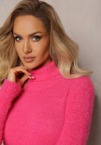Renee - Fuksjowa Sweterkowa Sukienka Mini z Golfem z Elastycznej Dzianiny z Wełną Vivalis. Typ kołnierza: golf. Kolor: różowy. Materiał: dzianina, wełna. Długość: mini #4