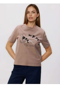 Reserved - Bawełniany t-shirt z nadrukiem - brązowy. Kolor: brązowy. Materiał: bawełna. Wzór: nadruk