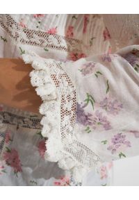 LOVE SHACK FANCY - Wzorzysta bluzka w kwiaty. Kolor: biały. Materiał: koronka, bawełna. Wzór: kwiaty