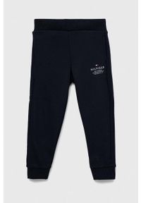 TOMMY HILFIGER - Tommy Hilfiger spodnie dresowe dziecięce kolor granatowy z nadrukiem. Okazja: na co dzień. Kolor: niebieski. Materiał: dresówka. Wzór: nadruk. Styl: casual #1