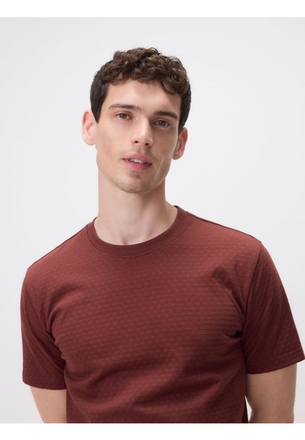 Reserved - Strukturalny t-shirt regular fit - ciemnobrązowy. Kolor: brązowy. Materiał: dzianina