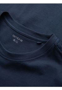 Ombre Clothing - Casualowy t-shirt męski z naszywką na kieszeni – granatowy V10. Okazja: na co dzień. Kolor: niebieski. Materiał: guma, skóra, jersey, bawełna. Wzór: aplikacja. Styl: casual #3