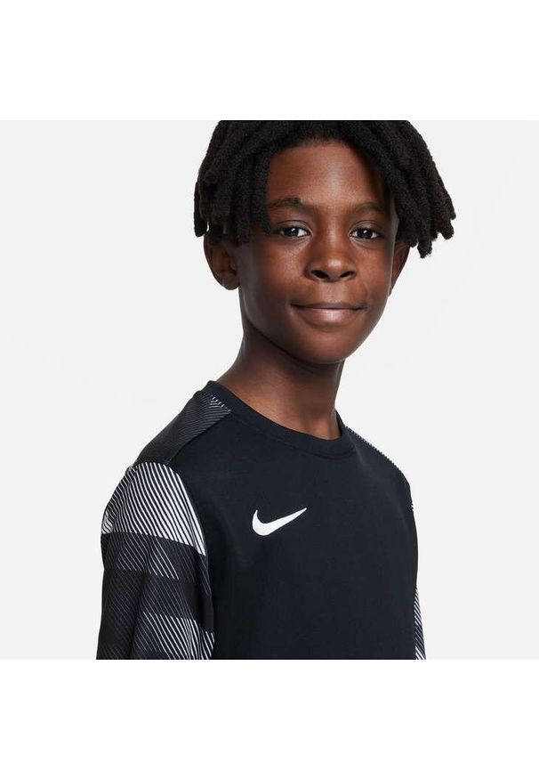 Koszulka piłkarska chłopięca Nike JR Dry Park IV. Kolor: biały, wielokolorowy, czarny. Długość rękawa: długi rękaw. Długość: długie. Sport: piłka nożna