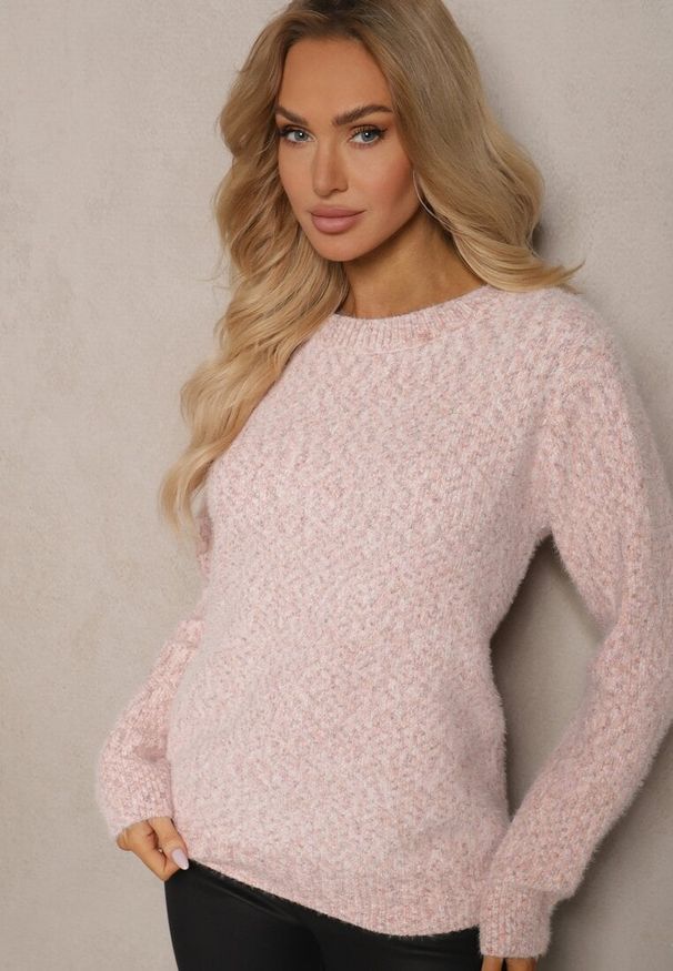 Renee - Różowy Sweter z Wełną w Klasycznym Stylu Zentina. Okazja: na spotkanie biznesowe, na co dzień. Kolor: różowy. Materiał: wełna. Długość rękawa: długi rękaw. Długość: długie. Sezon: zima, jesień. Styl: klasyczny