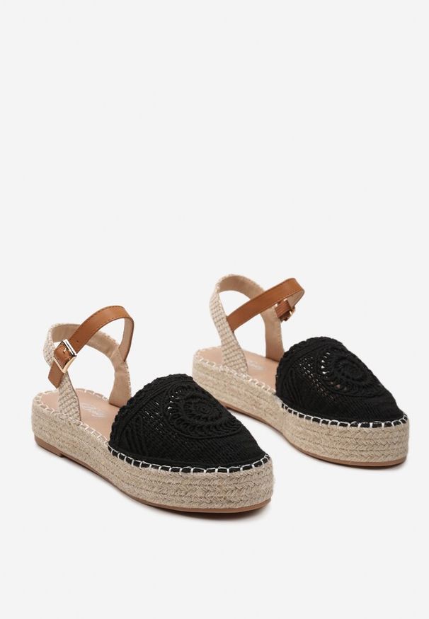 Renee - Czarne Espadryle na Niskiej Platformie z Plecionki Zapinane na Sprzączkę Riskada. Okazja: na spacer. Zapięcie: sprzączka. Kolor: czarny. Sezon: lato. Obcas: na platformie