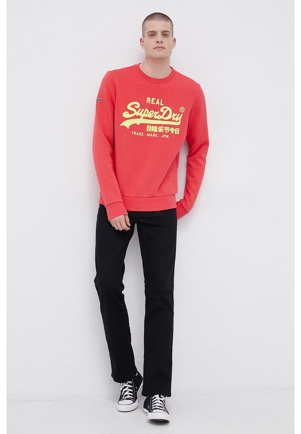 Superdry Bluza męska kolor różowy z nadrukiem. Okazja: na co dzień. Kolor: różowy. Wzór: nadruk. Styl: casual
