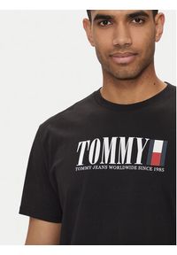 Tommy Jeans T-Shirt DNA Flag DM0DM18533 Czarny Regular Fit. Kolor: czarny. Materiał: bawełna