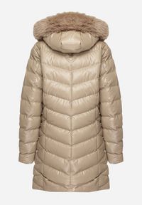 Born2be - Beżowa Długa Pikowana Kurtka z Odpinanym Futerkiem i Sznurkami Rinnarae. Okazja: na spacer, na co dzień. Typ kołnierza: kaptur. Kolor: beżowy. Materiał: futro. Długość: długie. Styl: elegancki, casual #6