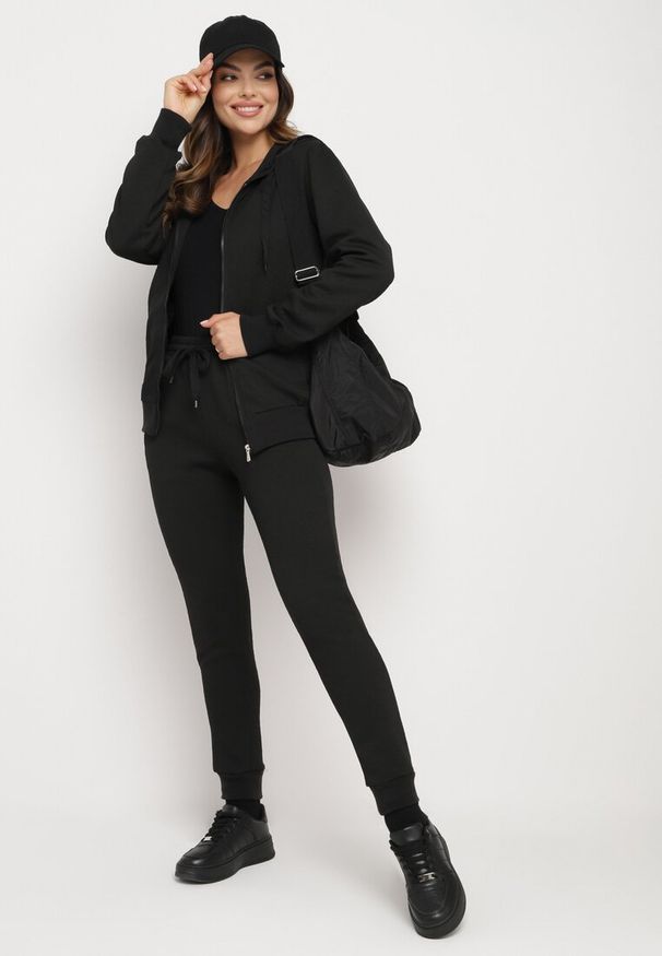 Born2be - Czarny Komplet Dresowy z Bawełną Bluza z Kapturem i Spodnie Jogger Sinaria. Kolor: czarny. Materiał: dresówka, bawełna