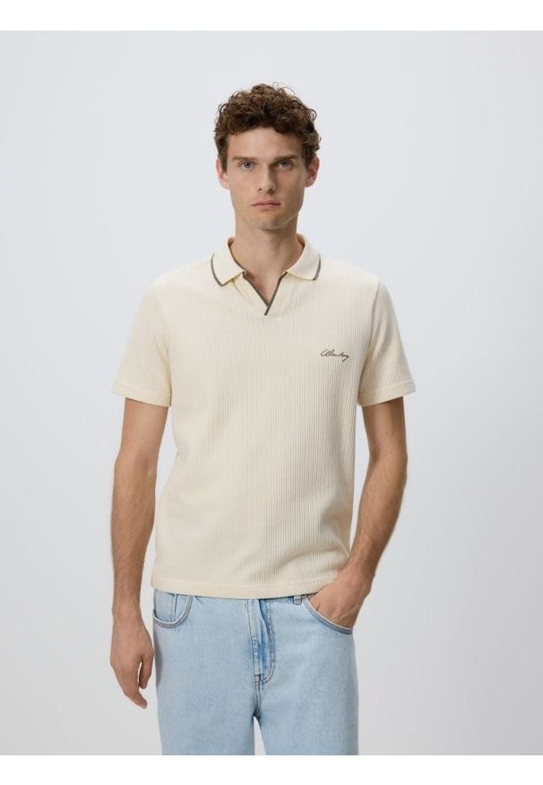 Reserved - Strukturalne polo comfort fit - złamana biel. Typ kołnierza: polo. Materiał: bawełna, dzianina