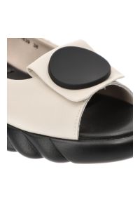 Beżowe Sandały Artiker Modne Obuwie Damskie. Okazja: na spacer. Kolor: beżowy. Materiał: materiał. Sezon: lato #3