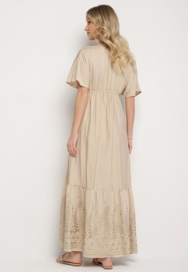 Born2be - Beżowa Kopertowa Sukienka z Wiskozy Zdobiona Frędzlami i Metalicznym Haftem Redeirae. Okazja: na co dzień, na spacer. Typ kołnierza: dekolt w serek. Kolor: beżowy. Materiał: wiskoza. Wzór: aplikacja, haft. Typ sukienki: kopertowe. Styl: klasyczny, casual
