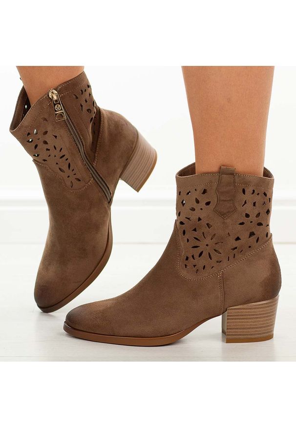 C.Beżowe ażurowe botki damskie na obcasie Vinceza 58452. Okazja: na co dzień, na spacer. Kolor: beżowy. Szerokość cholewki: normalna. Wzór: ażurowy. Materiał: zamsz. Sezon: wiosna, lato, jesień. Obcas: na obcasie. Styl: casual, klasyczny, elegancki. Wysokość obcasa: średni