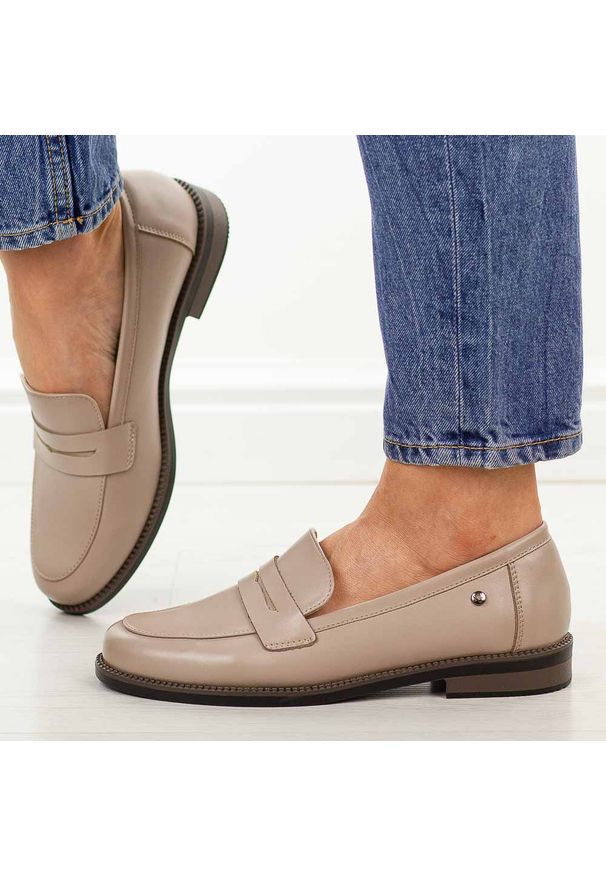 Beżowe skórzane mokasyny damskie Vinceza 18131. Okazja: na co dzień, na spacer. Nosek buta: okrągły. Kolor: beżowy. Materiał: skóra. Szerokość cholewki: normalna. Sezon: wiosna, lato, jesień. Styl: casual, klasyczny, elegancki