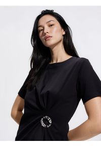 Reserved - T-shirt z ozdobnym detalem - czarny. Kolor: czarny. Materiał: bawełna