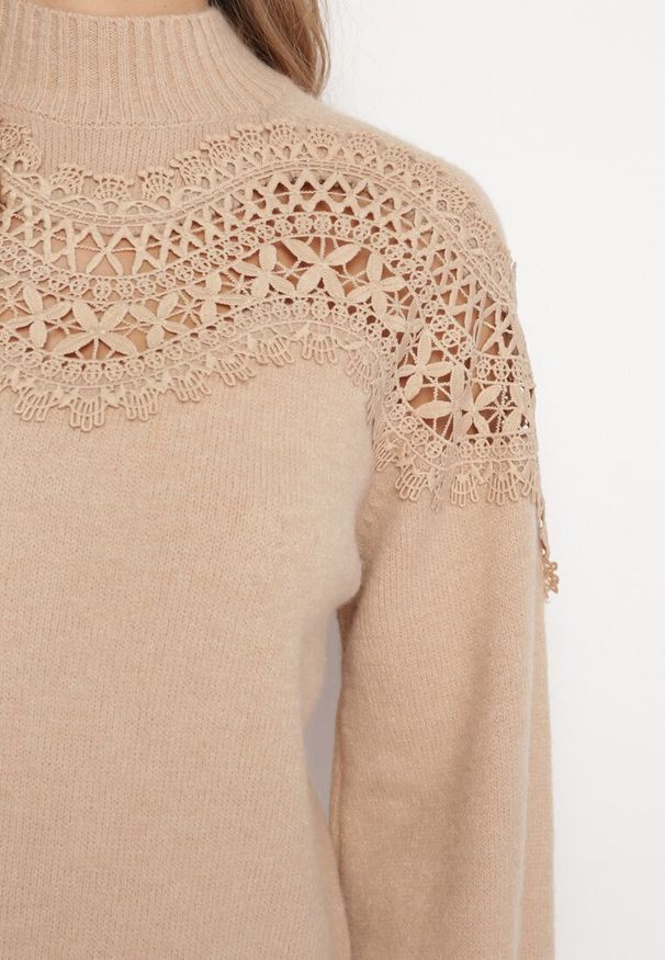 Born2be - Beżowy Sweter Dzianinowy z Koronką Amaleth. Kolor: beżowy. Materiał: koronka, dzianina. Długość: długie. Wzór: koronka