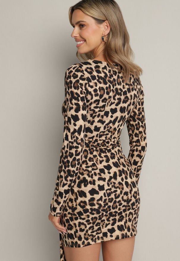 Born2be - Ciemnobeżowa Dopasowana Sukienka Dzianinowa w Panterkę z Ozdobnym Marszczeniem Trilabina. Okazja: na co dzień. Kolor: beżowy. Materiał: dzianina. Długość rękawa: długi rękaw. Wzór: motyw zwierzęcy. Typ sukienki: dopasowane. Styl: klasyczny, casual, elegancki