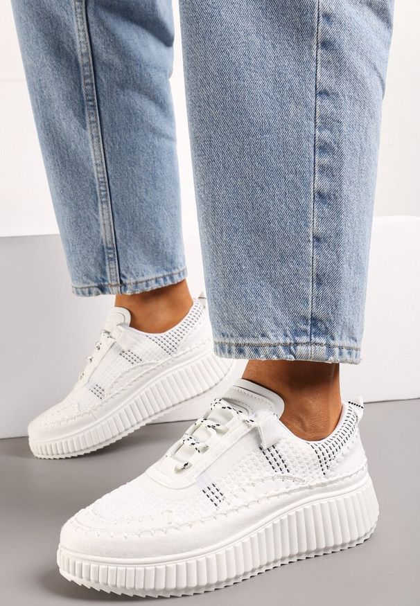 Renee - Białe Casualowe Sneakersy z Wiązaniem na Wzorzystej Grubej Podeszwie Aniata. Okazja: na co dzień. Nosek buta: okrągły. Zapięcie: sznurówki. Kolor: biały. Materiał: materiał. Obcas: na obcasie. Wysokość obcasa: niski