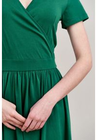 Marie Zélie - Sukienka Larissa ciemnozielona krótki rękaw. Kolor: zielony. Materiał: dzianina. Długość rękawa: krótki rękaw. Typ sukienki: kopertowe #2