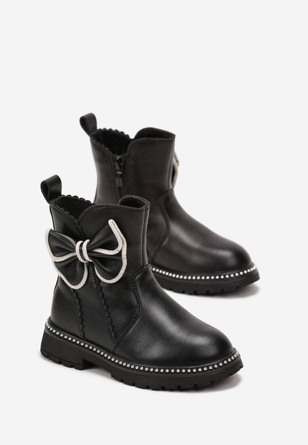 Born2be - Czarne Botki z Nitami i Ozdobną Kokardką Heloria. Okazja: na uczelnię, na co dzień. Kolor: czarny. Materiał: jeans. Styl: casual, elegancki